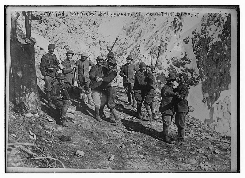 800px-Italian_soldiers'_amusements_at_mountain_outpost_LOC_19305686866